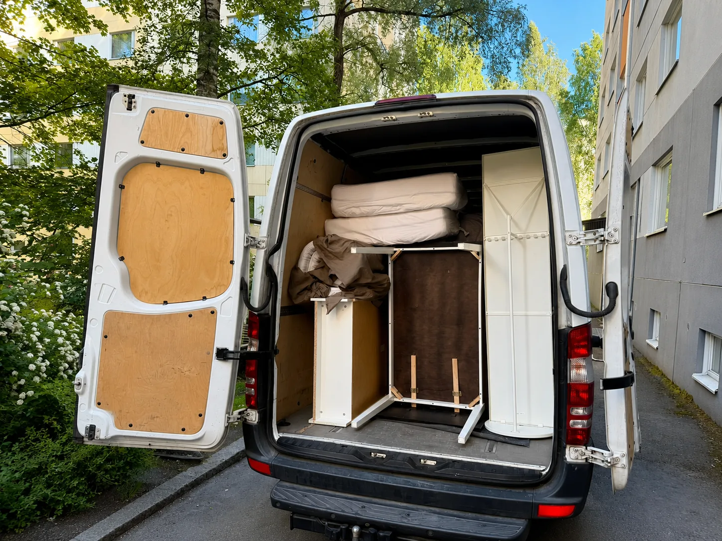 Professional apartment moving service in Opiskelijankatu, Hervanta, Tampere with household furniture and moving boxes prepared for transport.