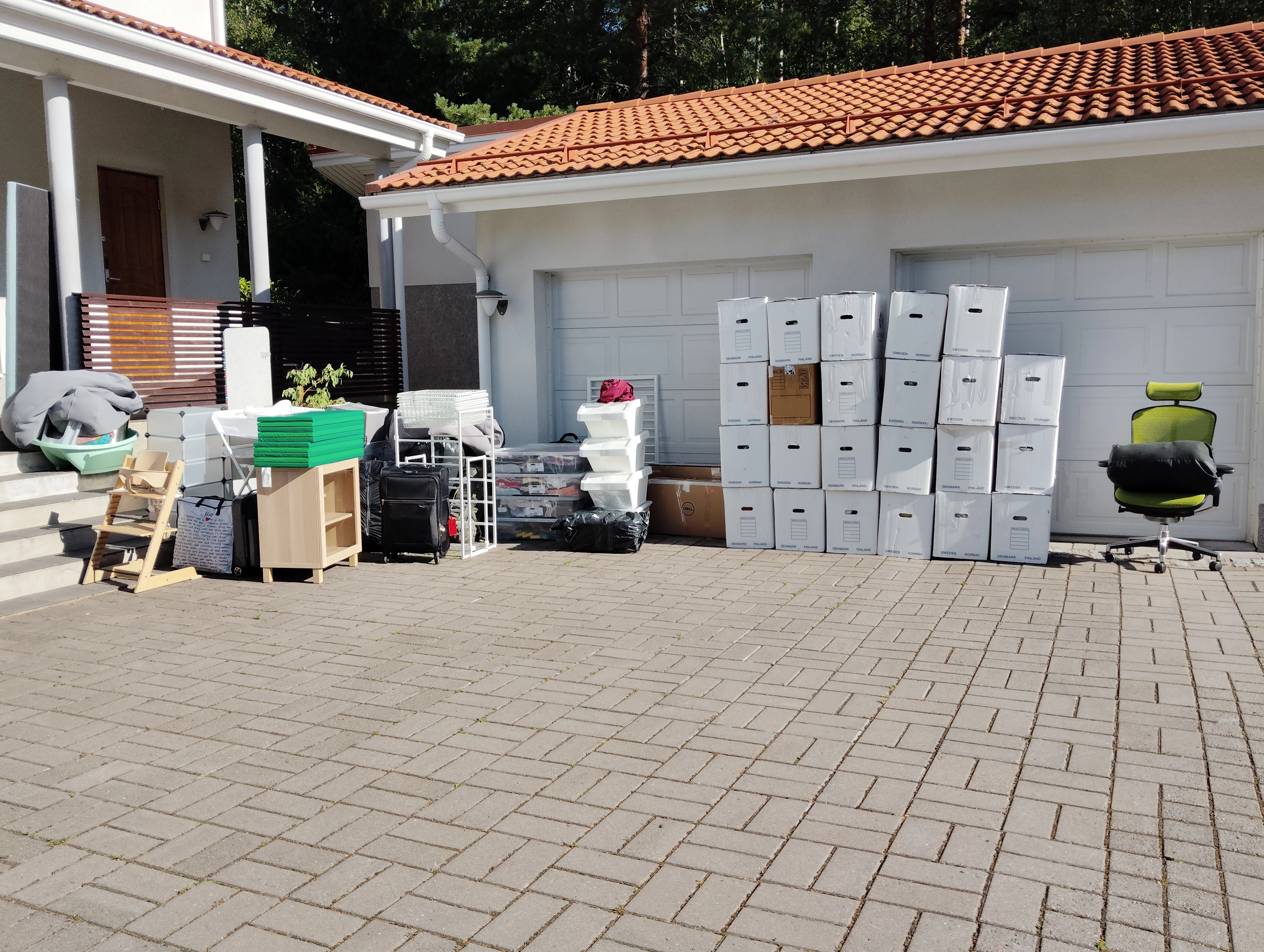 Professional apartment moving service in Ylöjärvi with packed furniture and household belongings ready for transport.