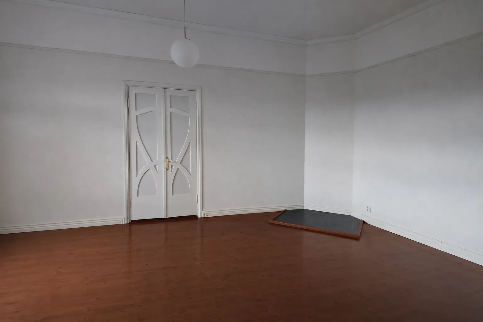 Empty apartment after professional move out cleaning service